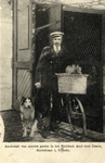 123936 Portret van opzichter Ph. Sollmann, met hond en kat, voor het Stichts Asyl voor Dieren (Markstraat 1) te Utrecht.